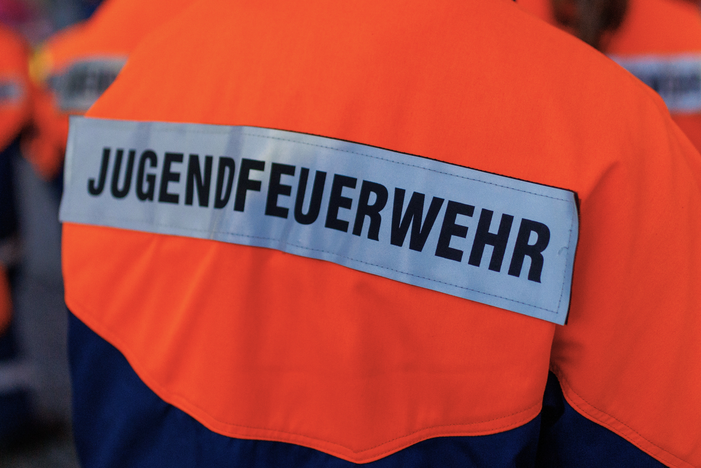 Jugendfeuerwehr Aufschrift auf eine Feuerwehrjacke.