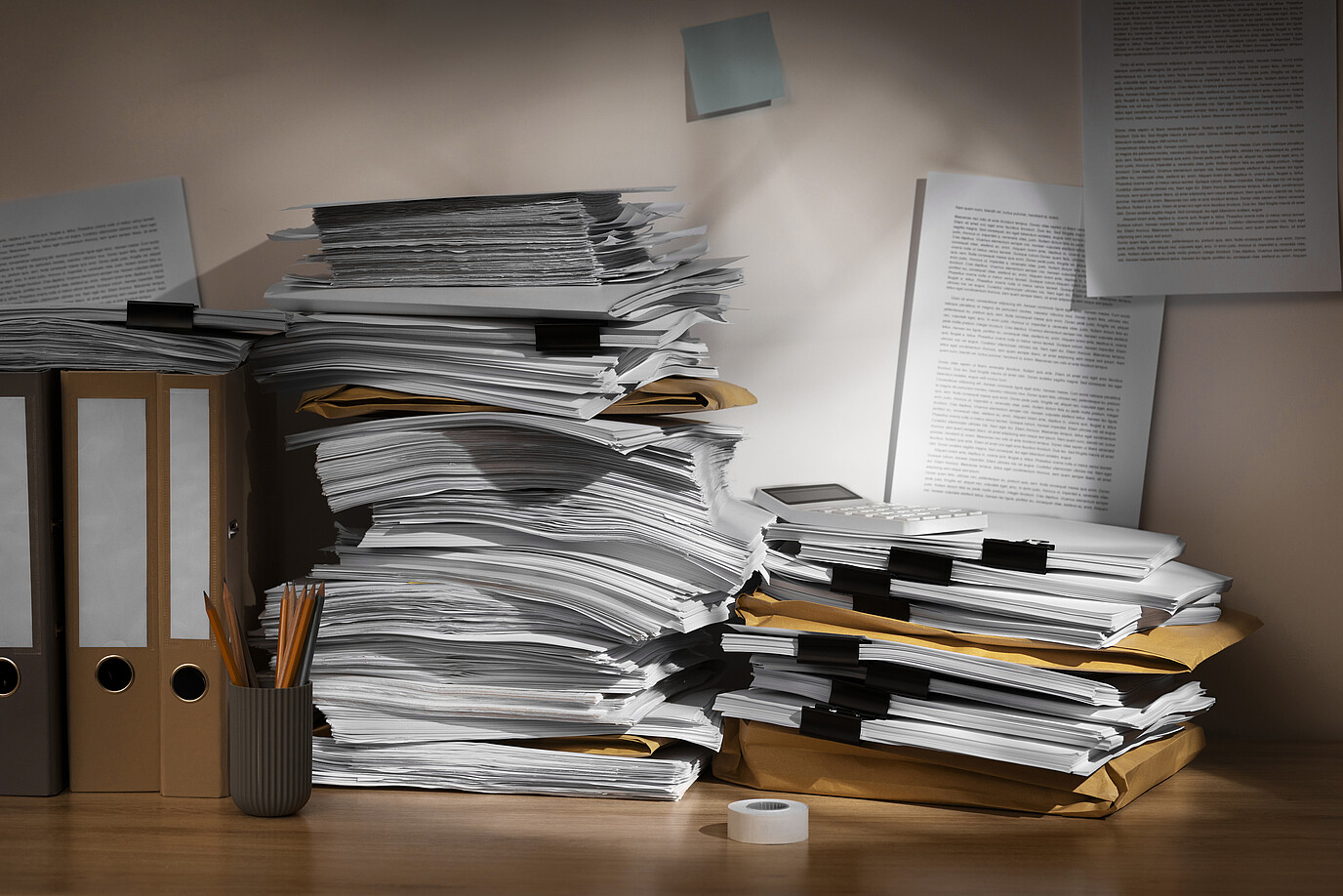 Ein Stapel von Dokumenten und Akten.