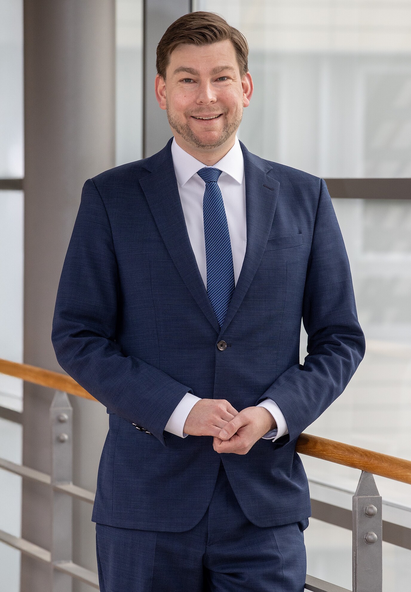 Portrait von Matthias Schulte (Vorstandsmitglied) im Anzug im GVV Gebäude