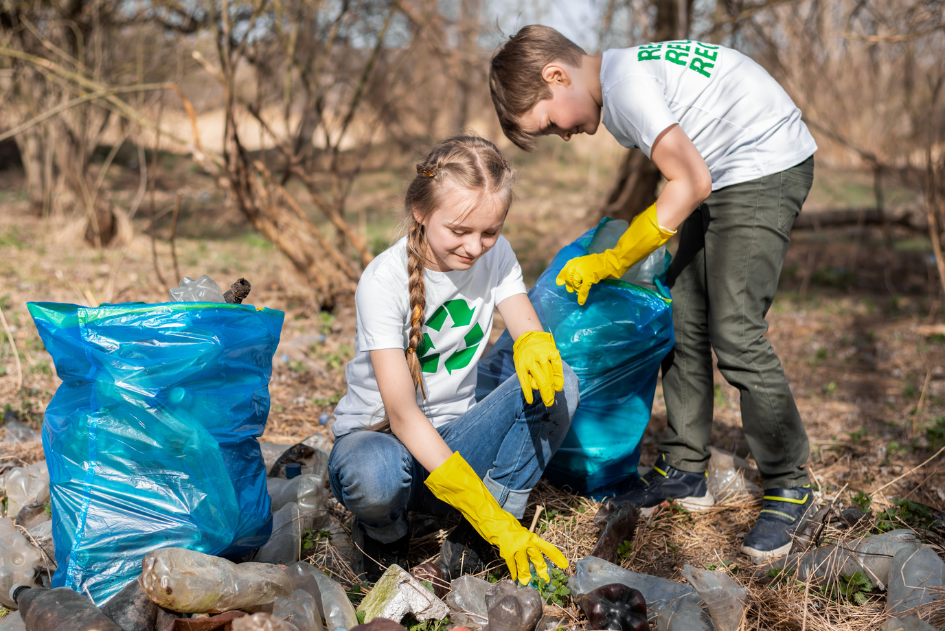 Kinder und Jugendliche sammeln ehrenamtlich Müll im Wald.