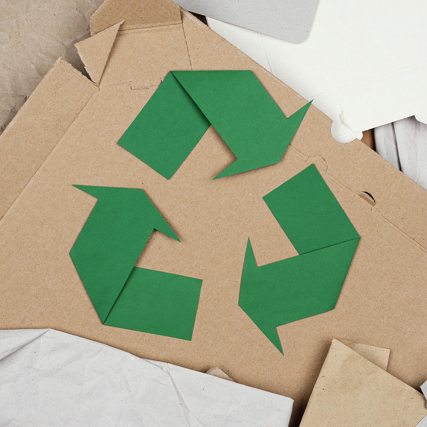 Ein Recycling Symbol auf Pappkartons