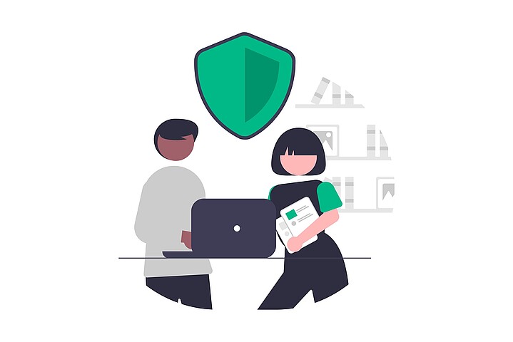 Illustration zweier Personen an einem Laptop; eine Person hält einen Ausweis in der Hand. Ein Schutzschild über ihnen symbolisiert Sicherheit und Datenschutz.
