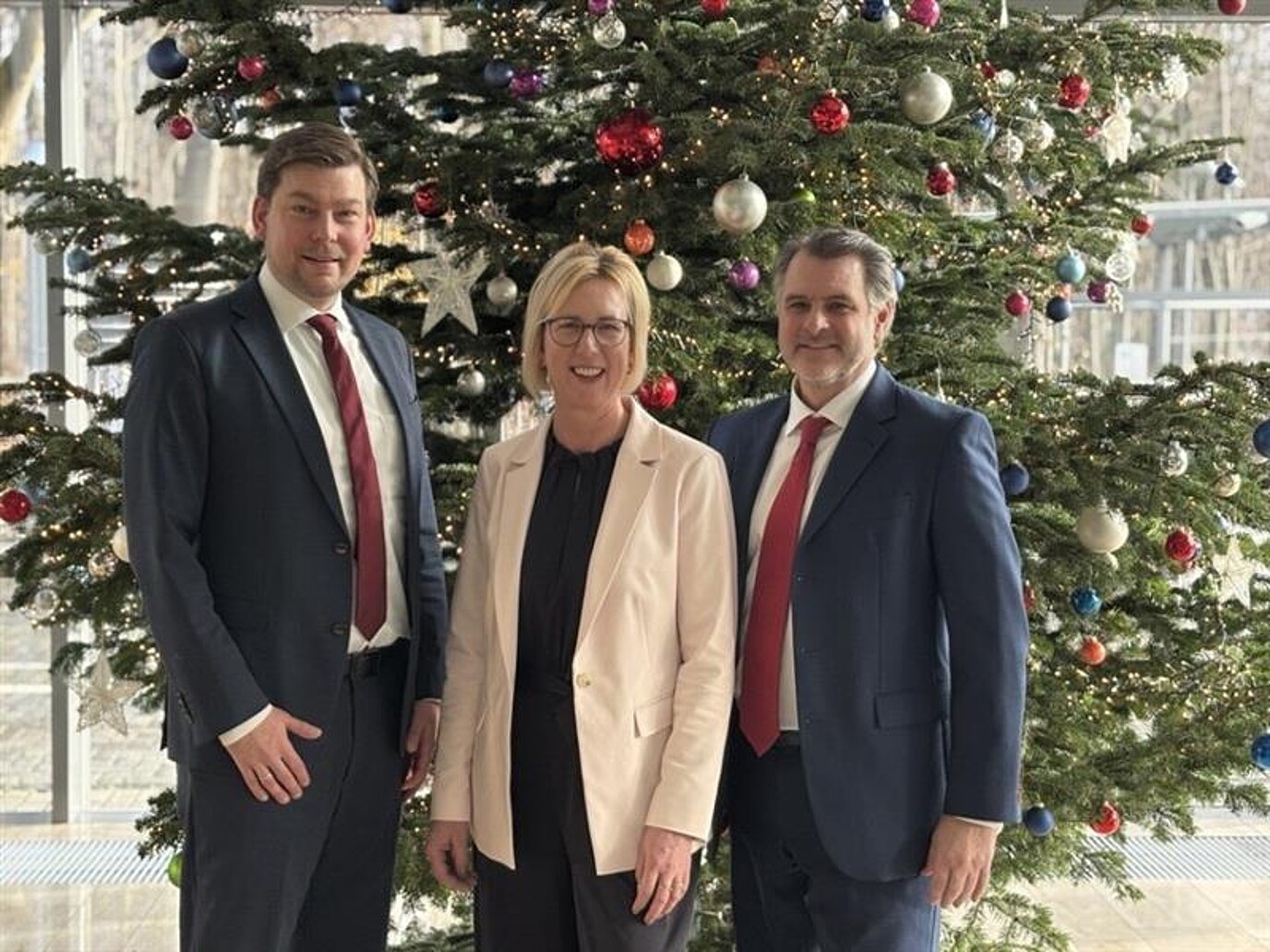 GVV Vorstand vor dem Weihnachtsbaum. Von links nach rechts: Matthias Schulte, Katharina Stecher und Stefan Rupp