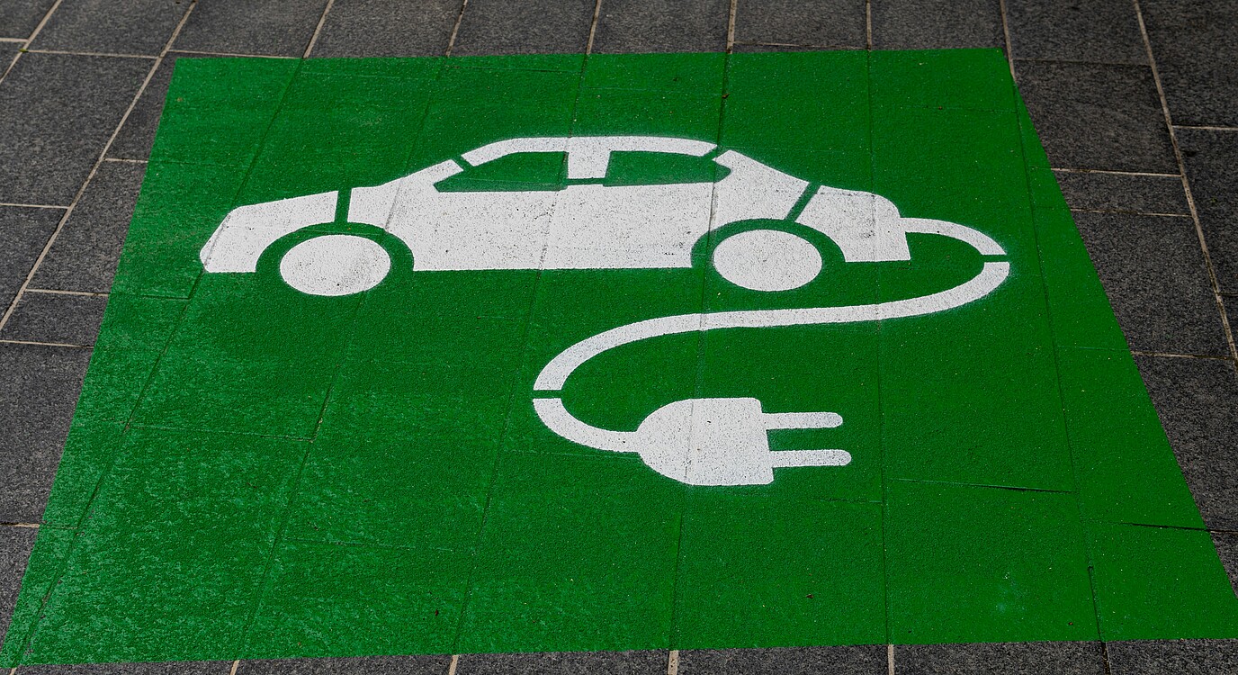 Eine Parkplatzfläche gekennzeichnet für E-Autos.